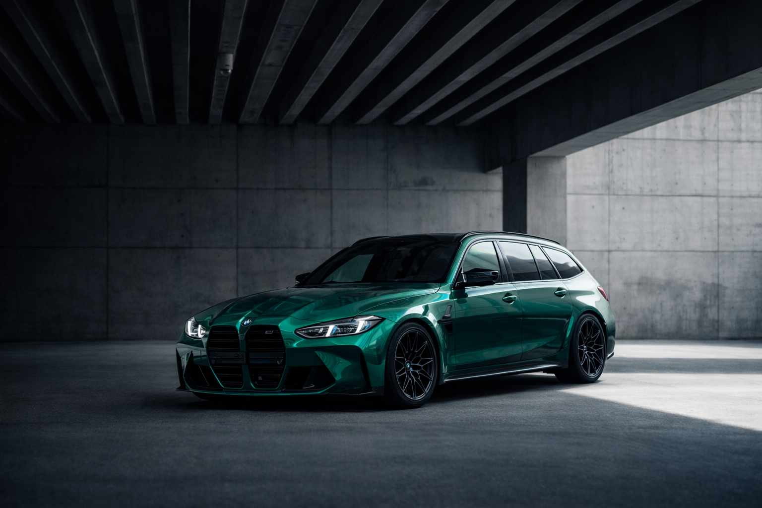 BM3 Verte dans un garage de 3/4 face pour la promotion